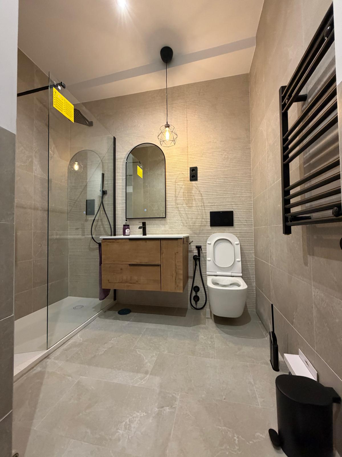renovalista.com reformas en general reforma ducha microcemento espatulado